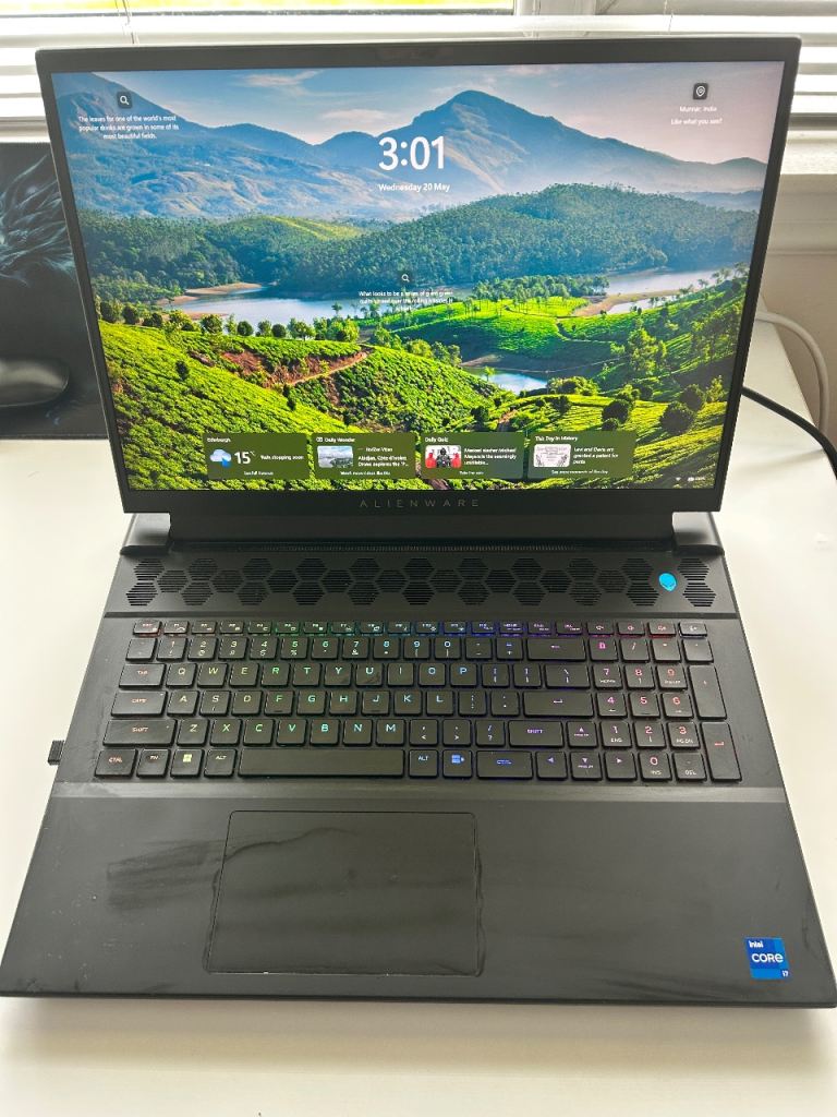 Alienware m18 R1 Gaming Laptop — i7-13700HX, RTX 4060 8GB, 16GB DDR5, 1TB SSD, 18" QHD+ 165Hz 