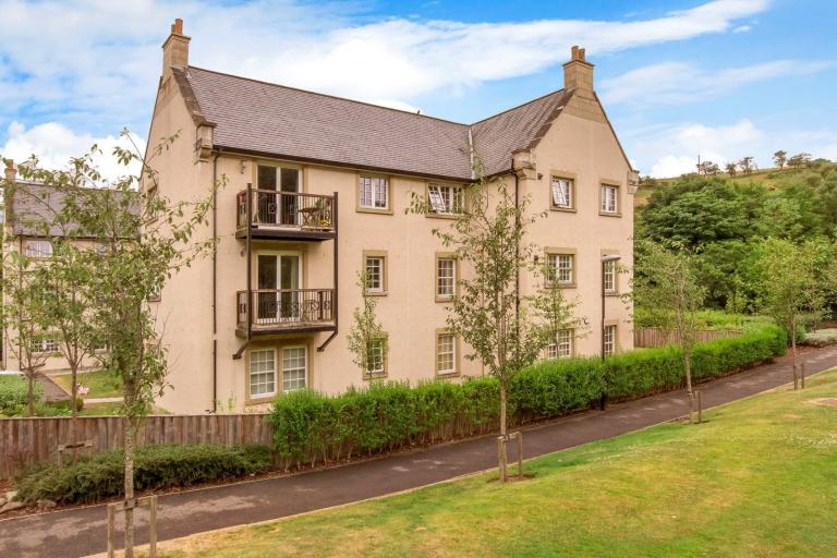 2 Bedroom Flat: Beautiful Location in Midlothian w\Private Parking