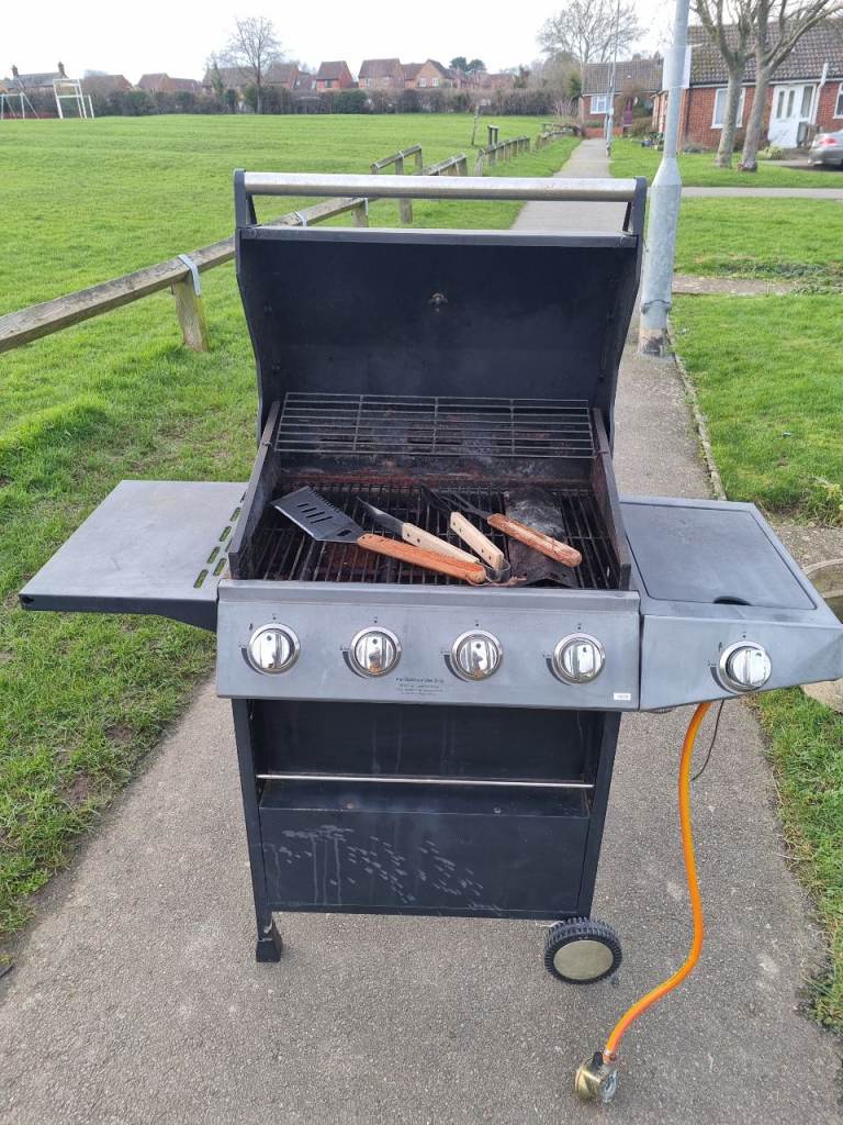 BBQ,  Gas burner x4. 1 x side burner 