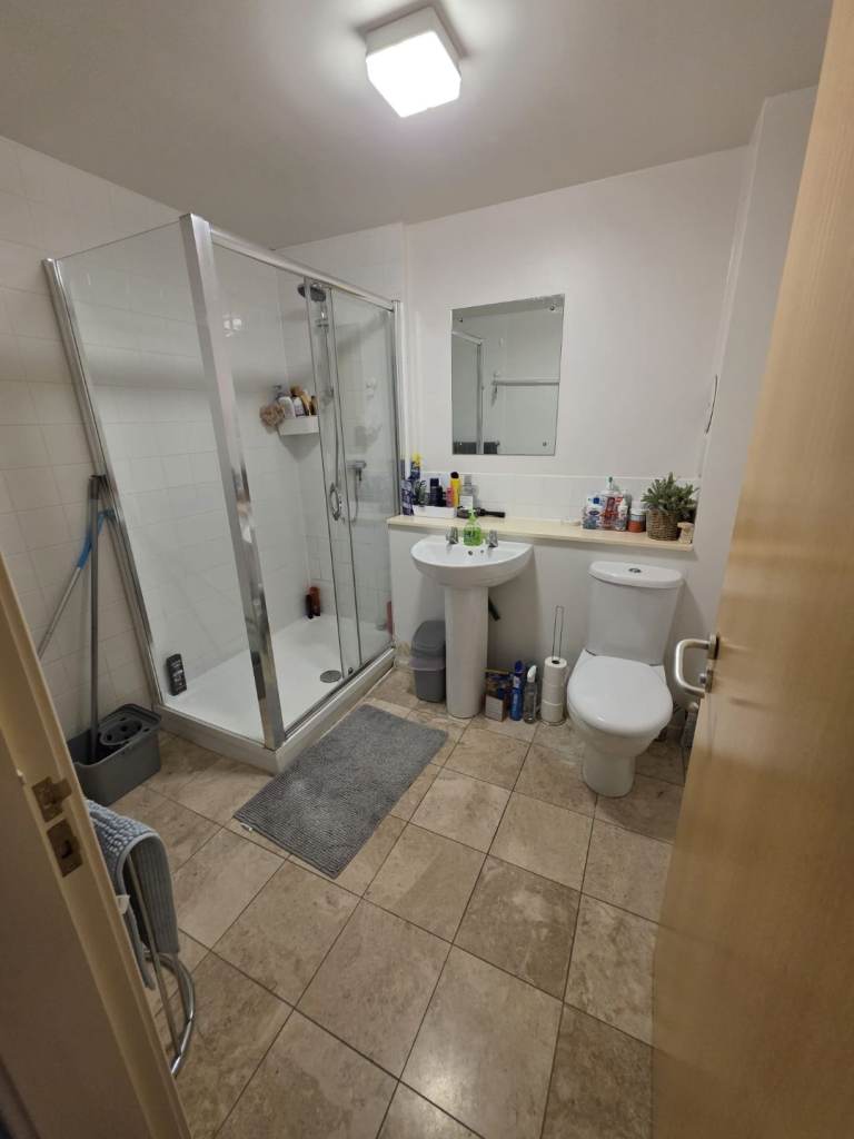 Flatshare in a 2 bedroom flat , Eh16 4gf