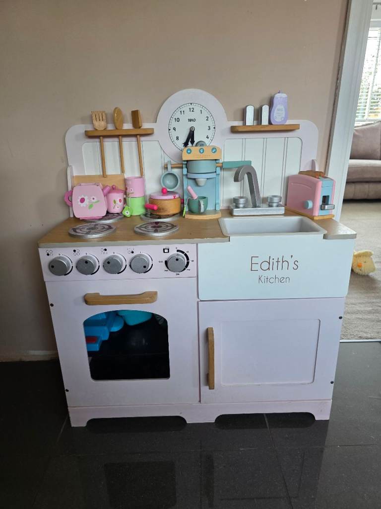 Play kitchen pink