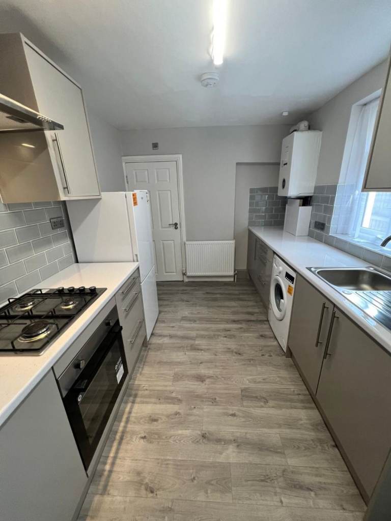 1🏠🛌 Double Room Available  For a couple or two girls or two boys or for a single person