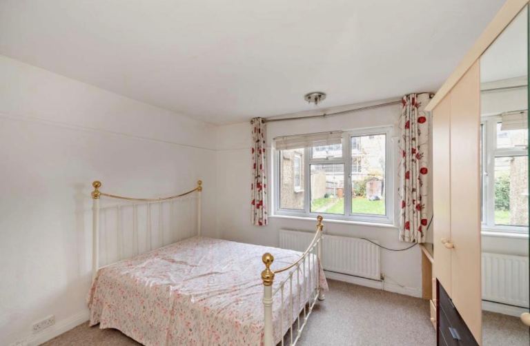 Separate Double bed room in property with kitchen and bathroom shared with 1 other person only. 