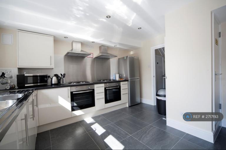 1 bedroom in Mulberry Way, Ilford, IG6 (#2717193)