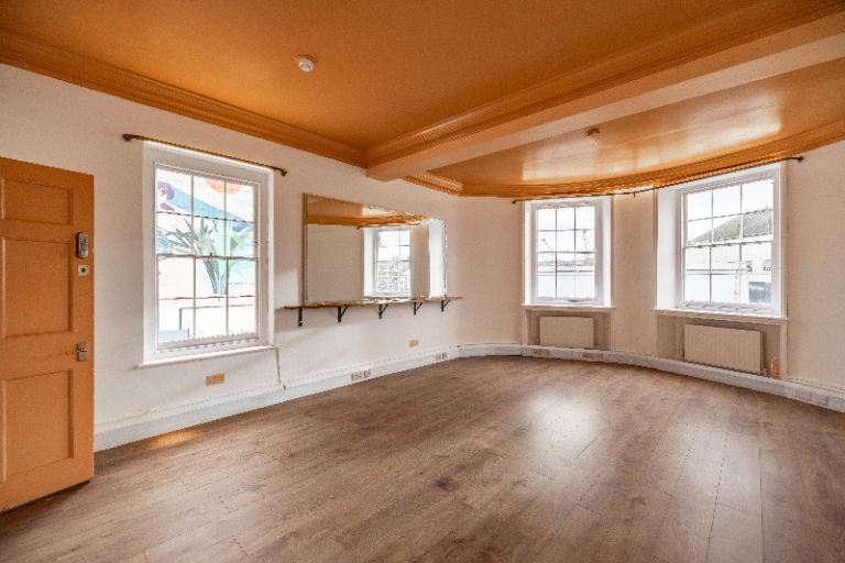 BRENTFORD - OFFICE / ARTIST STUDIO / CREATIVE WORKSPACE TO RENT 330sq ft FLEXIBLE TERMS