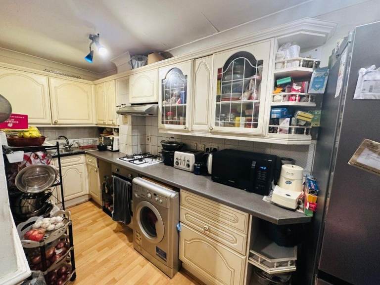 Compact 2Bed 1st floor flat to rent in Pinner - Daniel House