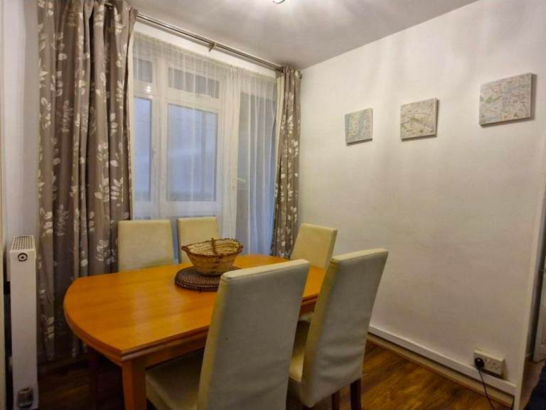 Dining Table extendable 
