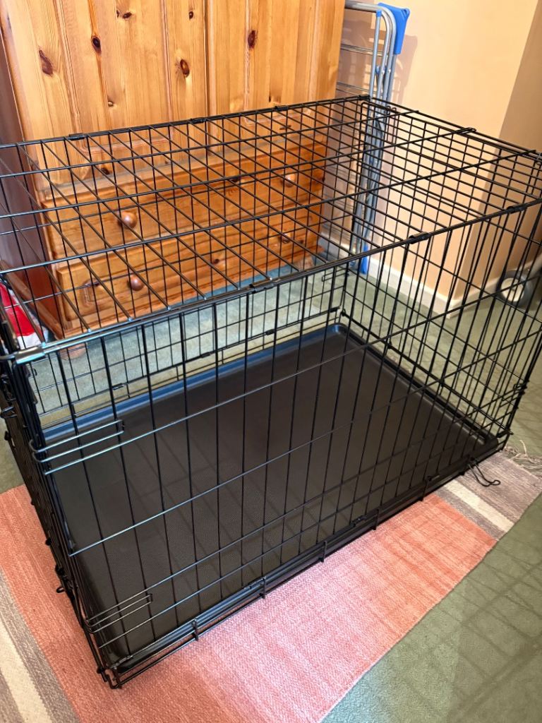 Dog crate size medium from Pets at Home new