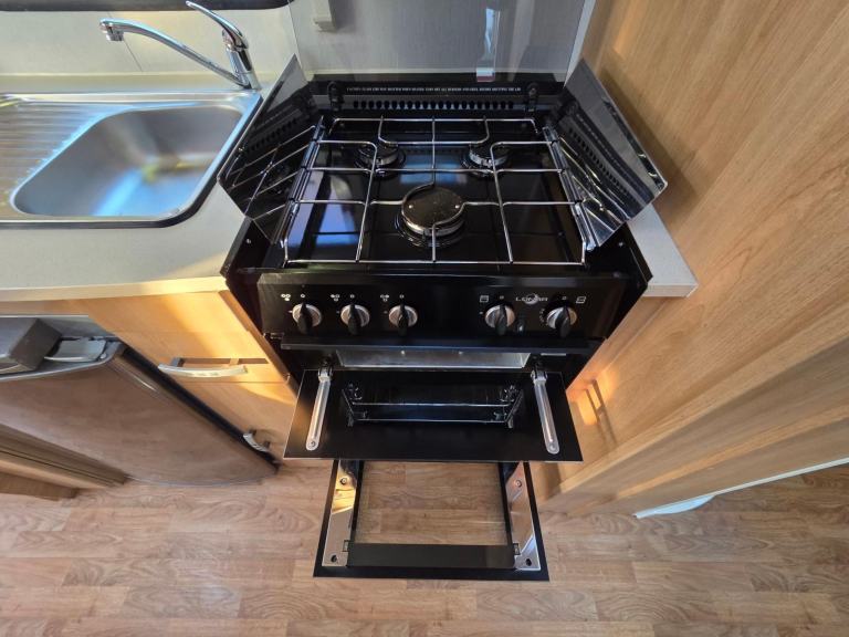 Lunar Quasar 462 2010 Lightweight 2 Berth Touring Caravan