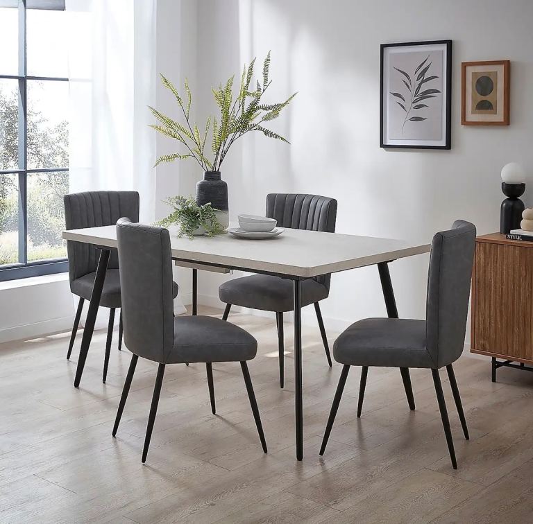 Extendable 4-6 person dining table
