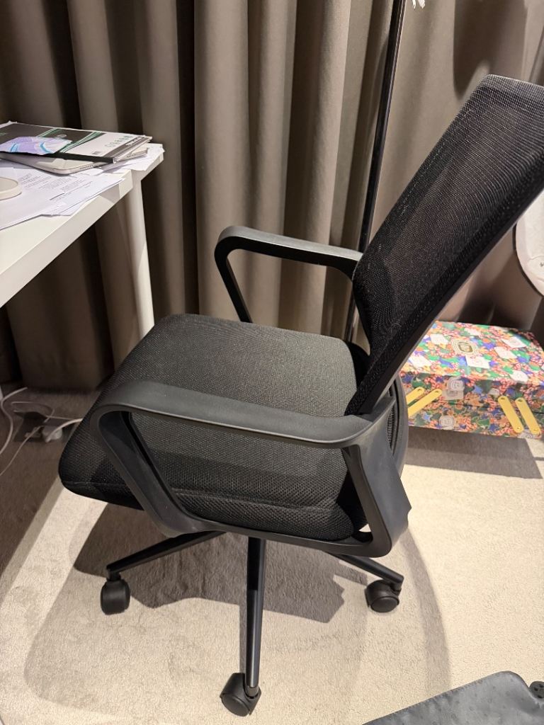 Black Mesh Office Chair – Good Condition