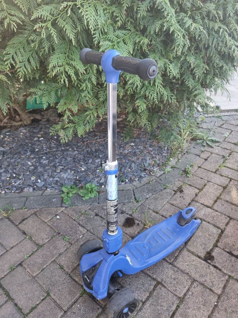Blue scooter with 3 wheels - sturdy