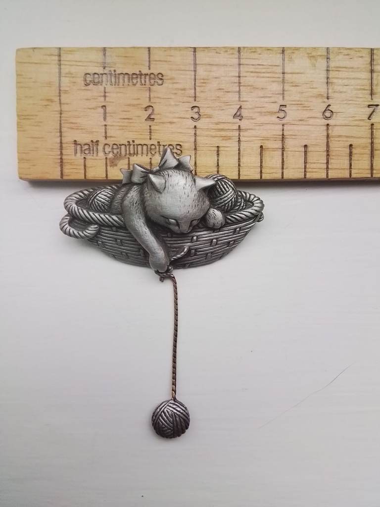 Silver coloured cat brooch with hanging 'ball of wool'