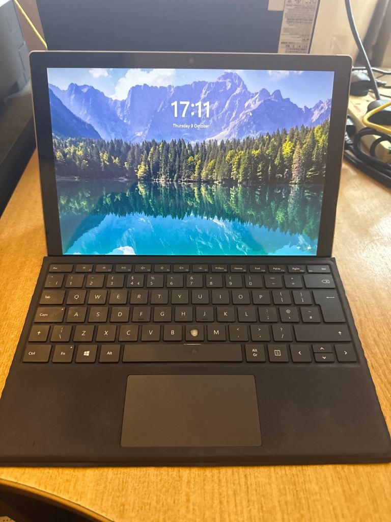 Surface Pro 7+ i5 11th Gen  8GB Ram 256 GB SSD Windows 11 Pro with PSU