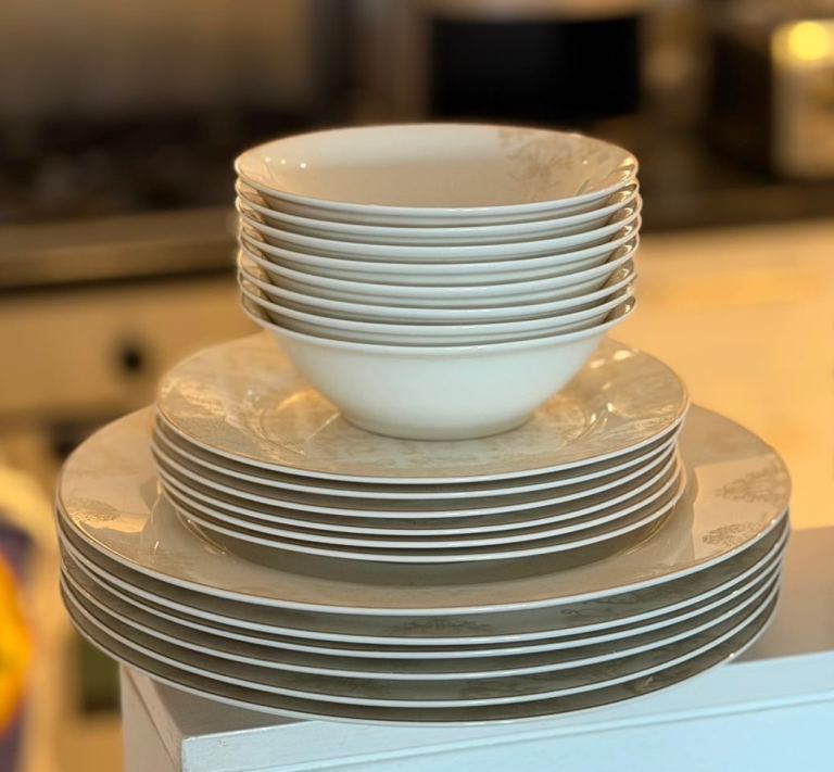 Cream Dinnerware Set with Gold Trim – As Good As New