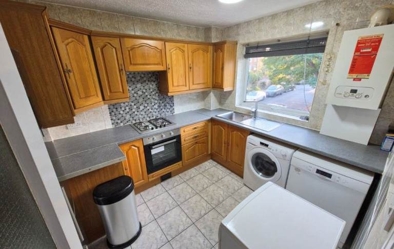 Spacious two bedroom, purpose build first floor flat, 50m from Oakwood Station on Piccadilly Line