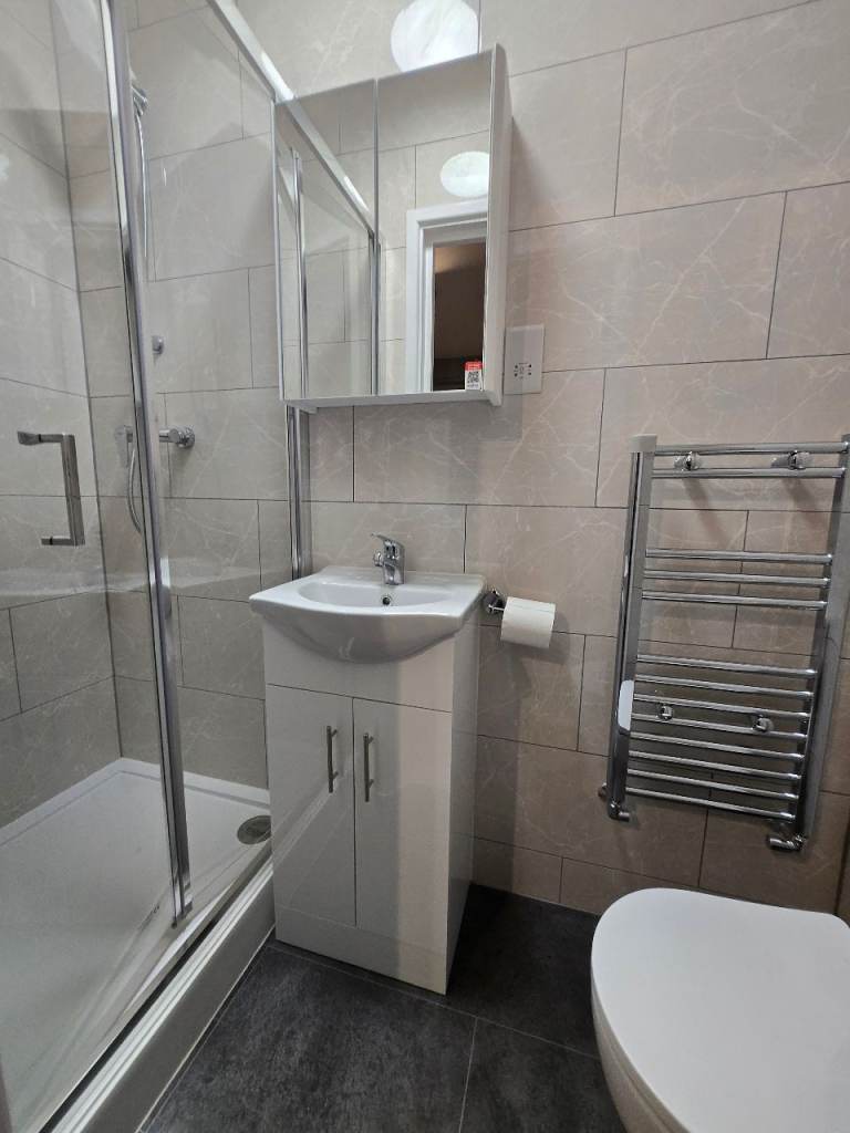 New studios own en-suite bathroom, kitchenette, UB4. Available now
