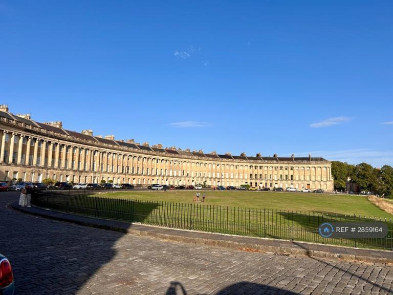 2 bedroom flat in Royal Crescent, Bath, BA1 (2 bed) (#2859164)