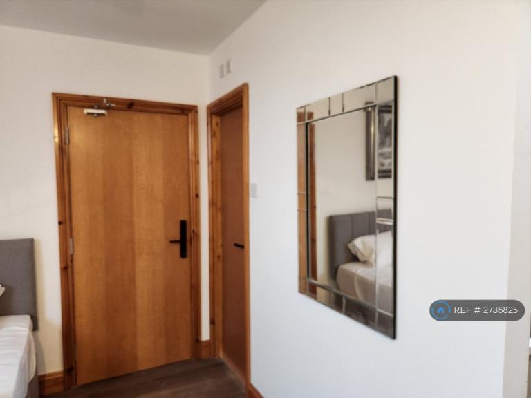 Studio flat in Shenley Lodge, Milton Keynes, Buckinghamshire, MK5 (#2736825)