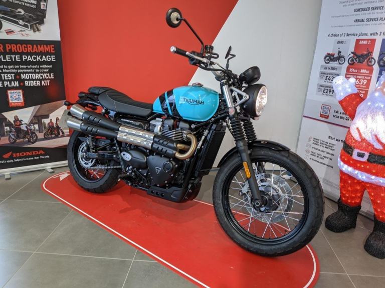 2025 TRIUMPH SCRAMBLER 900 LIGHT BLUE CYAN ONLY DONE 201 MILES 