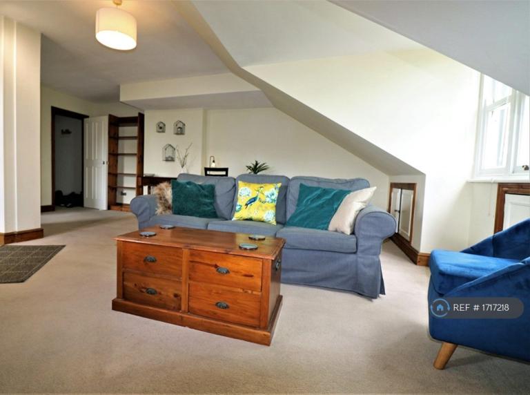 1 bedroom flat in Langton Court, London, SW15 (1 bed) (#1717218)