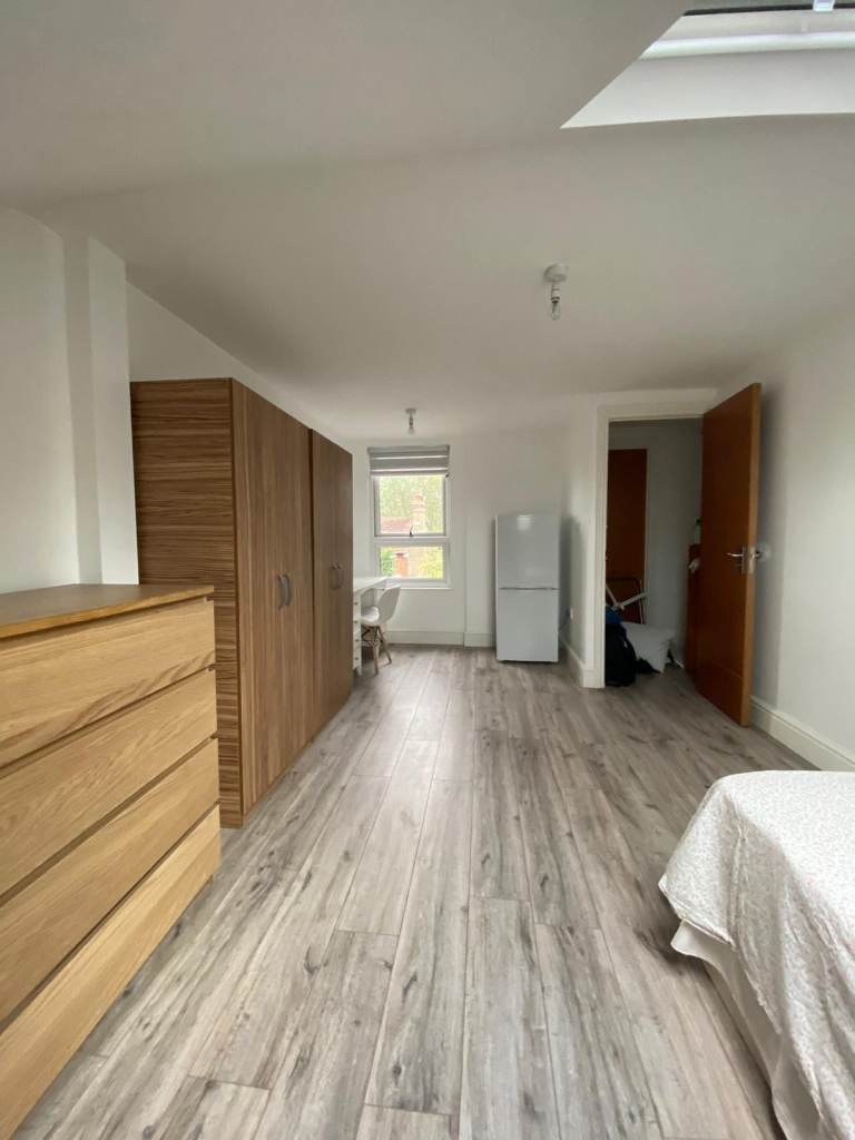 🏡 DOUBLE ROOM AVAILABLE IN POPLAR — BILLS INCLUDED 🛏️
