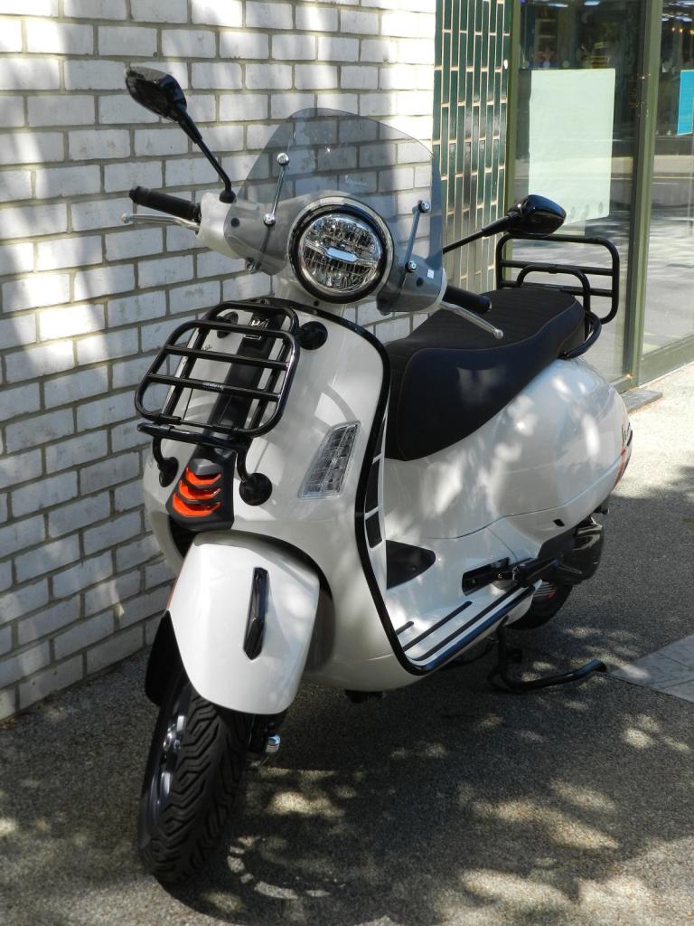 Piaggio Vespa GTS 300 Super Sport