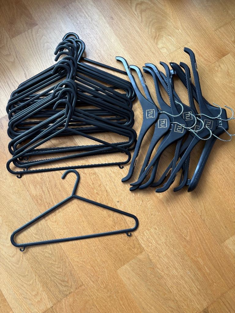 34 Hangers 