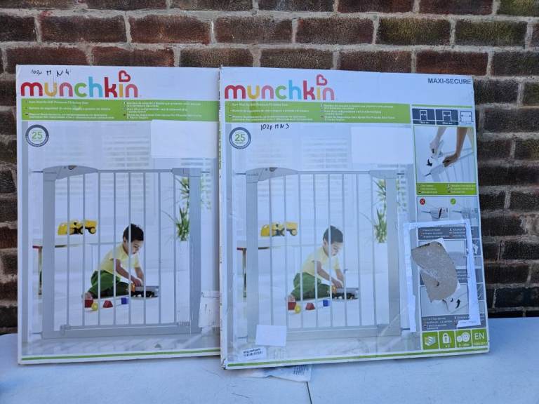 Munchkin Easy Loc Pressure Fit Stair Gate for Toddlers, Babies & Dogs - Wide Safety Gate for Stair