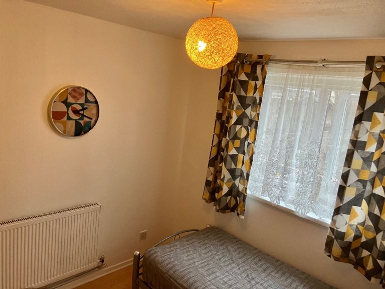 Beautiful Single Room To Let Next To Plaistow Station All Bills Included
