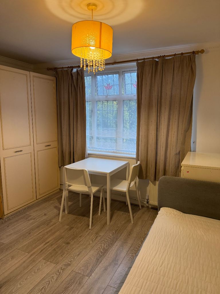 Large Studio minutes to North Harrow Station utility bills included 