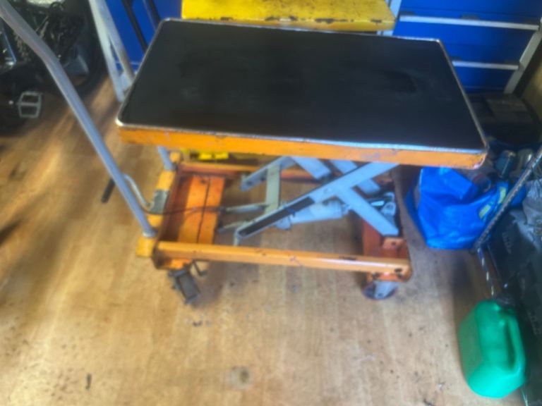 Scissor lift table 