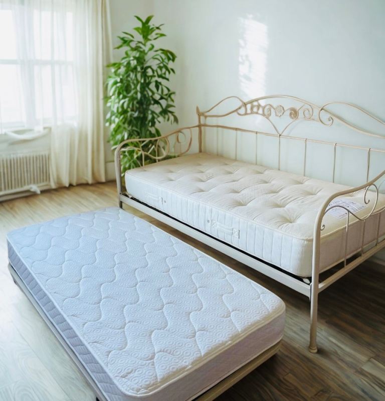 Day Bed Trundle Bed Guest Bed with pull out trundle 