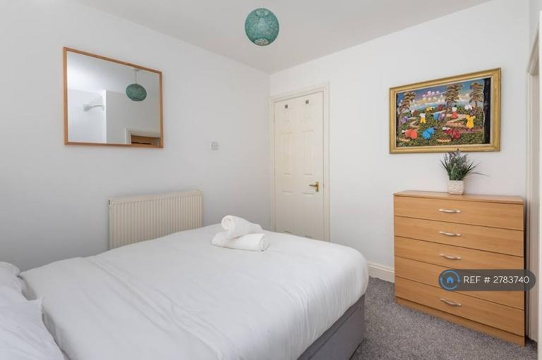 1 bedroom flat in Lyham Road, London, SW2 (1 bed) (#2783740)