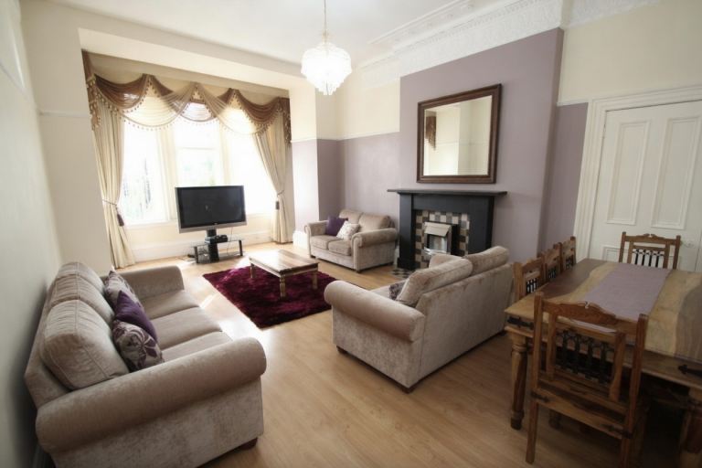 Large Ensuite Double Room + Boxroom in West End – Summer Sublet (19 June – Early Sept)