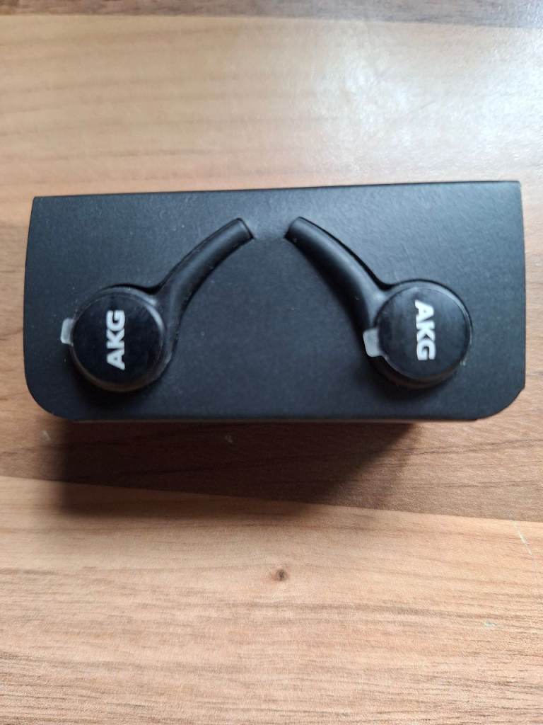 AKG HIGH QUALITY EARPHONES HEADPHONES BRAND NEW SEALED 
