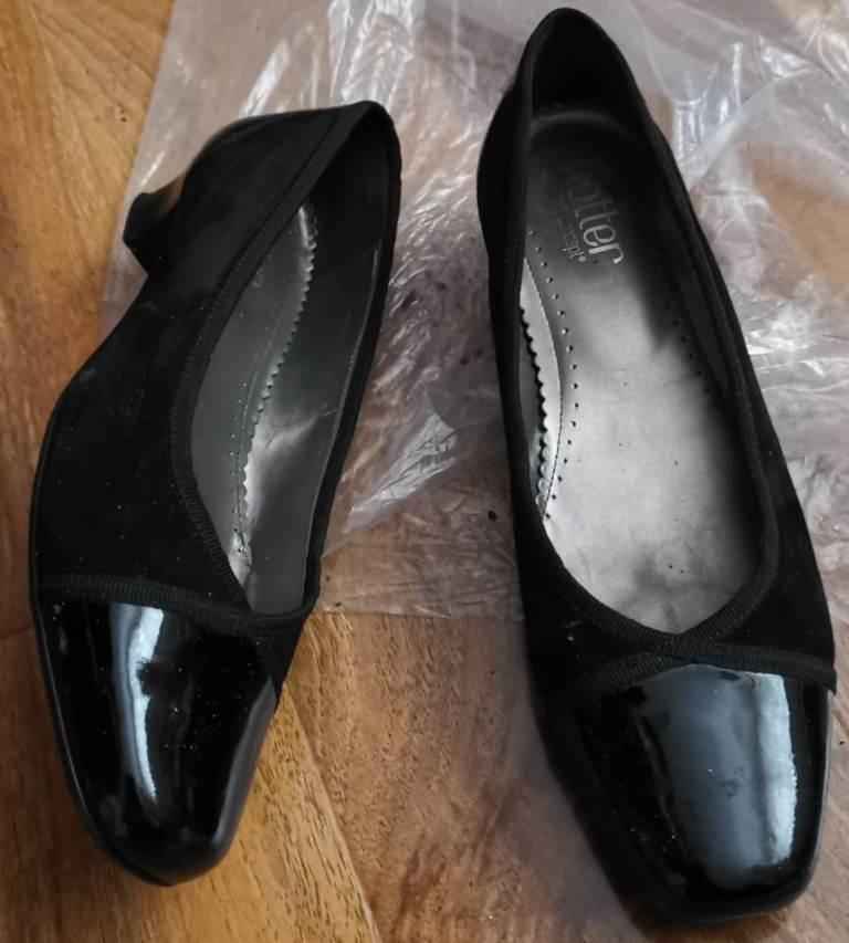 Women Hotter Black Suede and Patent Flats - New Size 5