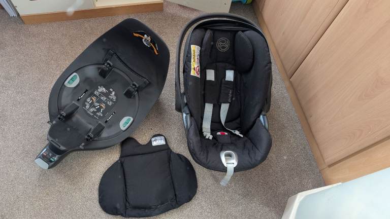 Cybex Cloud Z car seat with isofix base