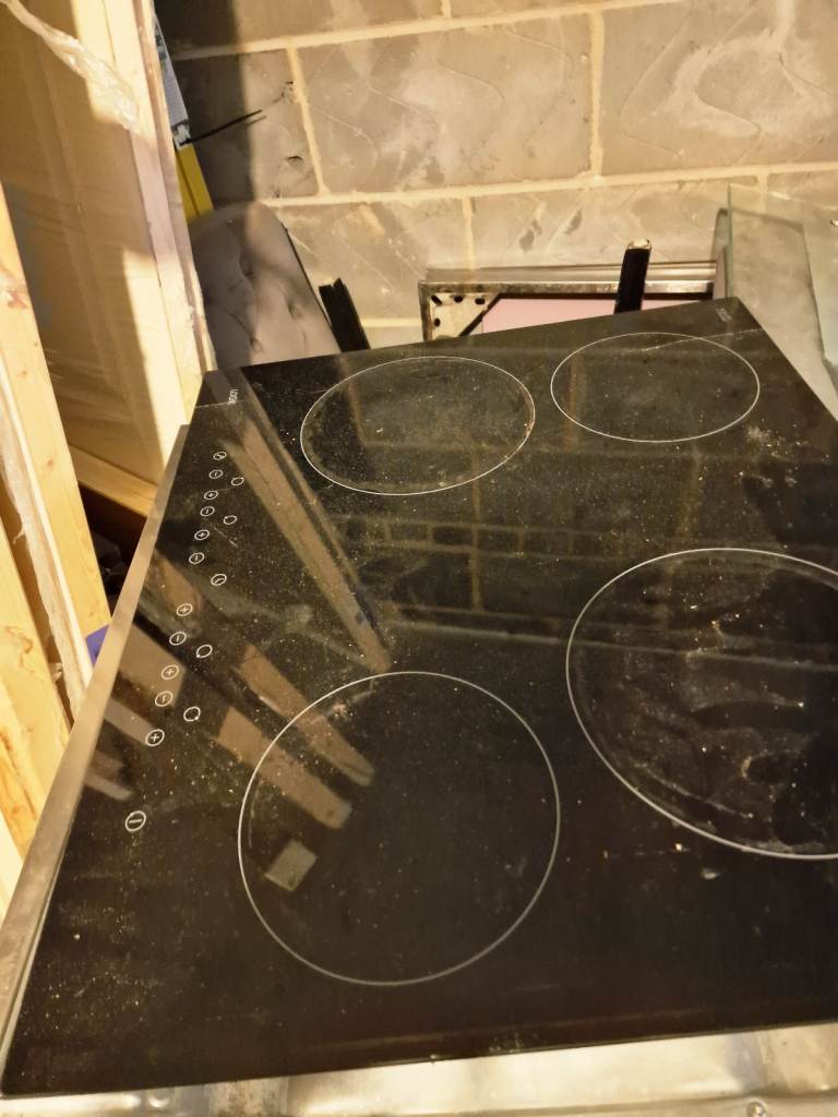 Oven, hob, extractor hood