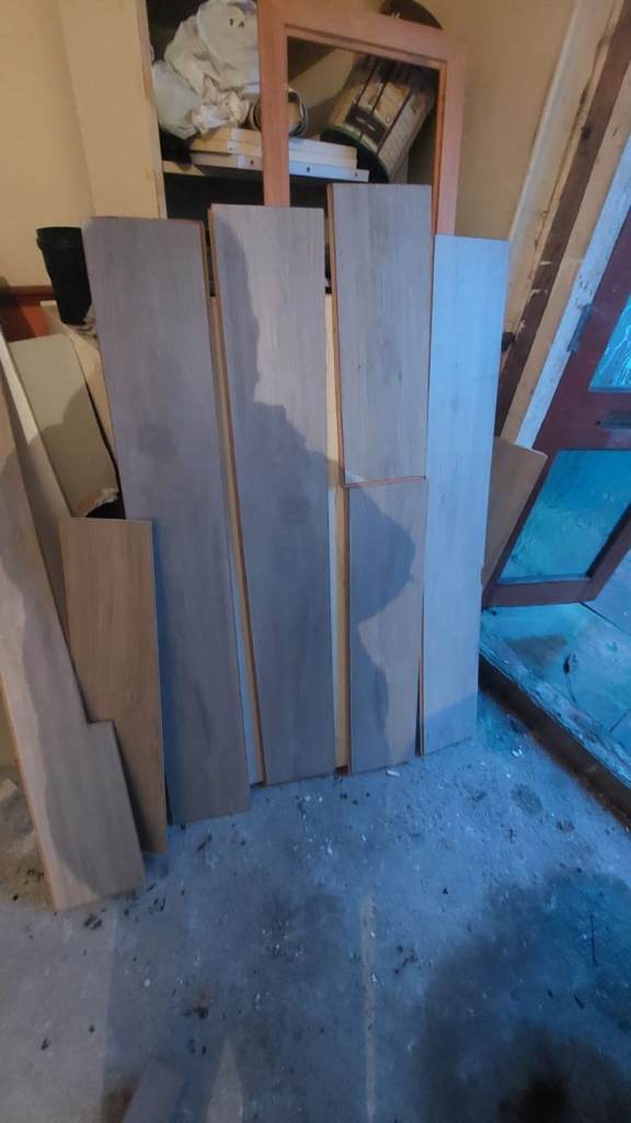 12mm light grey laminate floor offcut pieces. About 7 pieces, 3 large, rest different.