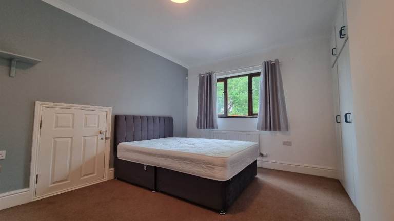 Double room to let in SN3