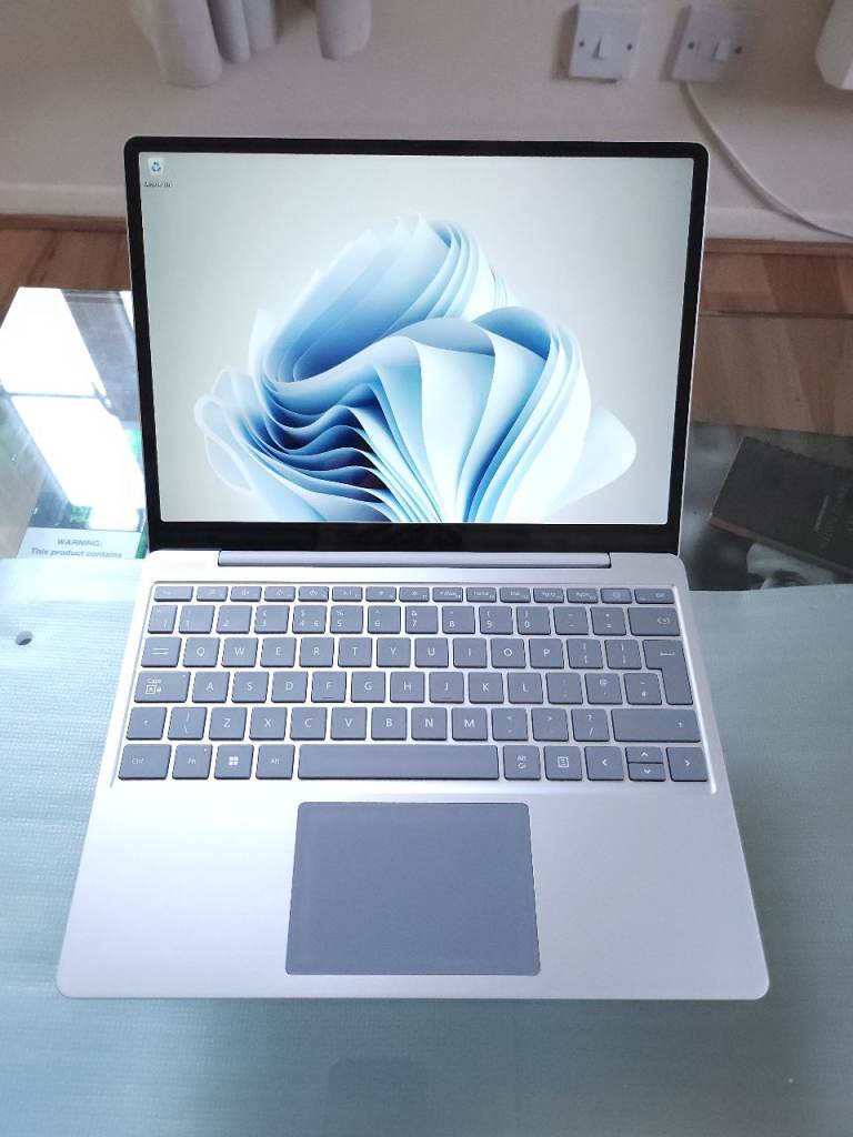 ❤️ Microsoft Surface Laptop Go 12.4” Touchscreen i5-1035G1 16GB RAM 256GB SSD Dolby Audio PLATINUM