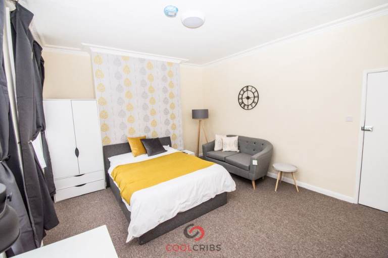  Large Bedroom situated in Victorian style building, Sale Place, Paddington, W2.-Ref: 1309