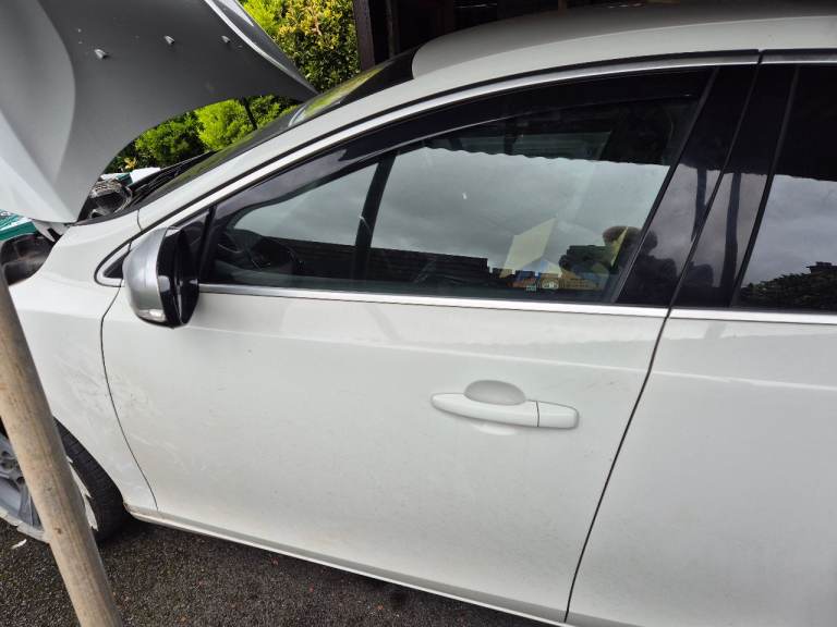 Volvo v40 front passenger door