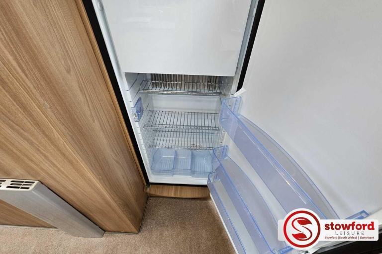 2 Berth, 2 seatbelts, Rear Lounge