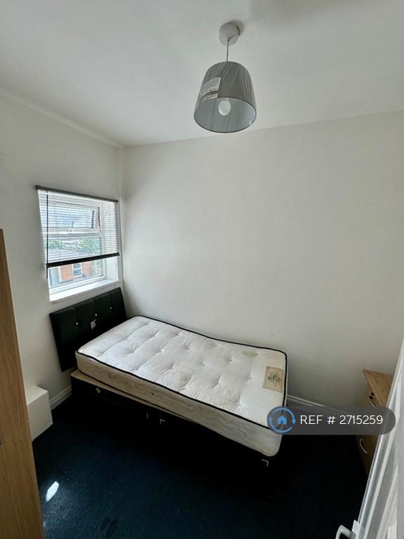 3 bedroom flat in Wellesley Road, Ilford, IG1 (3 bed) (#2715259)