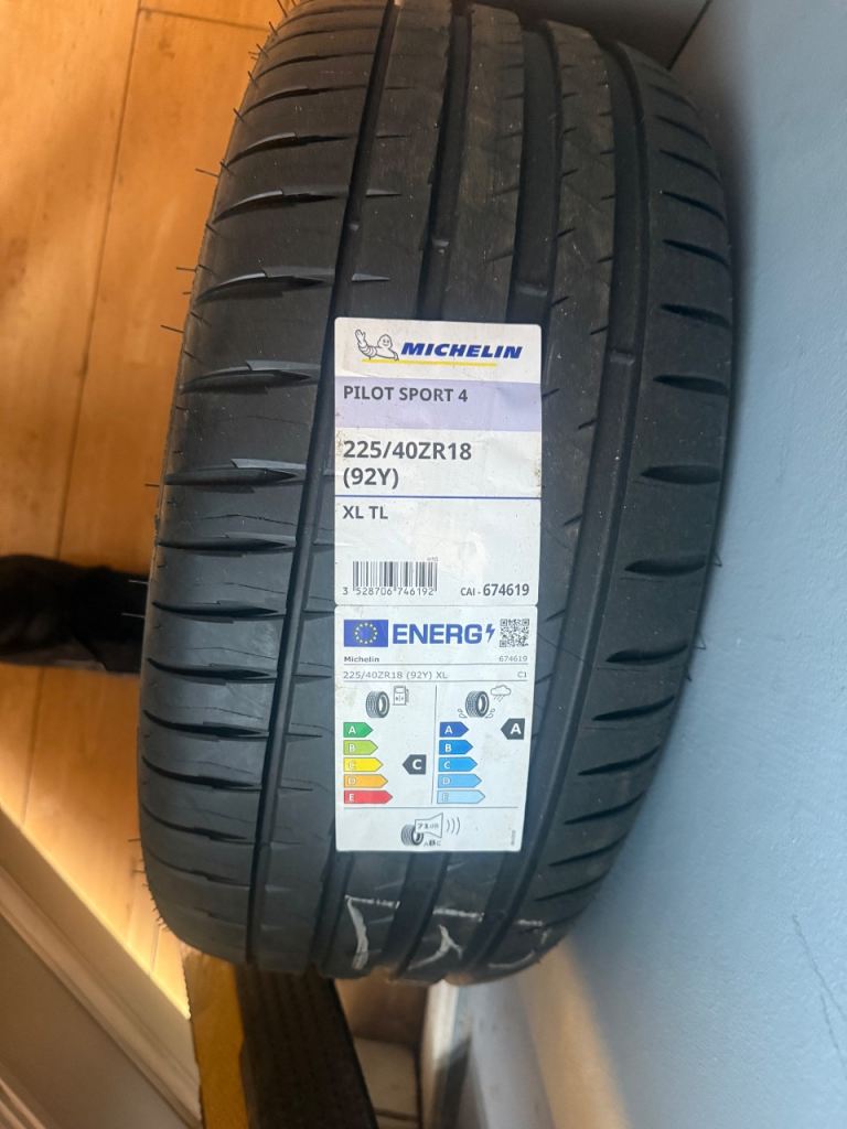 2x Michelin Pilot sport 4 225/40ZR18