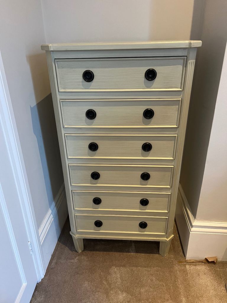 Beautiful chest of drawers from Nordic Style London. - 6 drawers