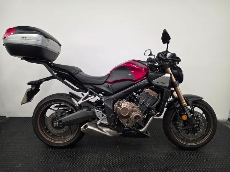 HONDA CB650R ** QUICK SHIFTER - LED LIGHTS - RandG ENGINE BUNGS **