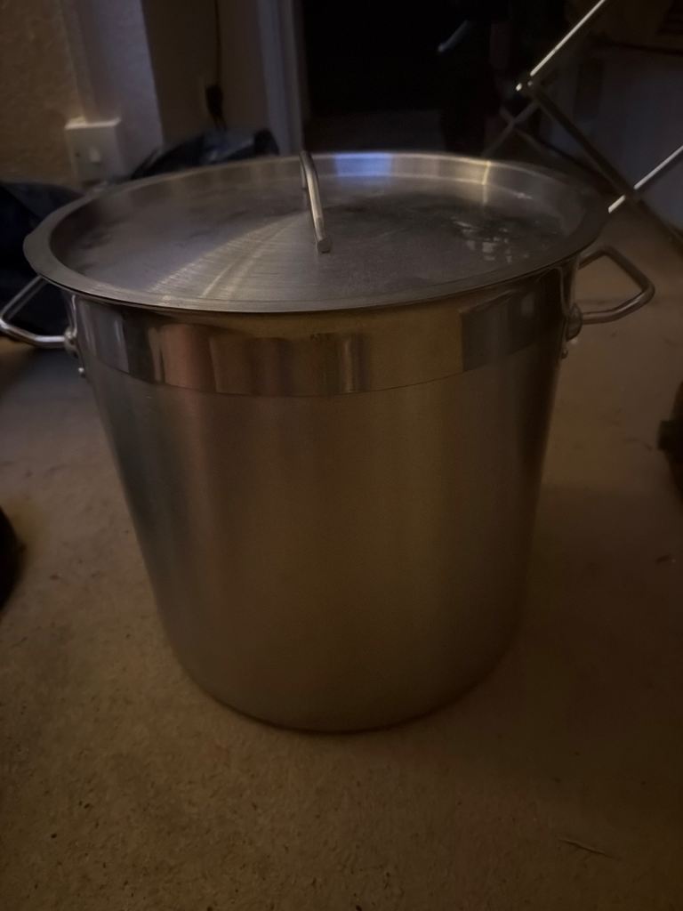 Large cooking pot 